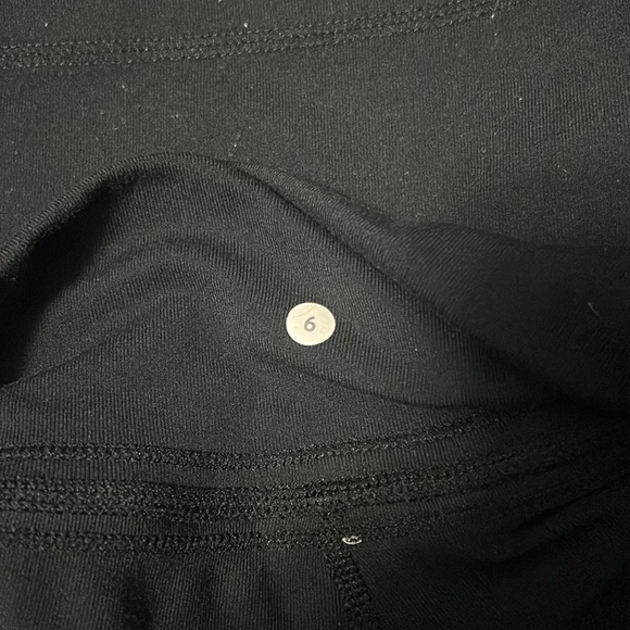 LULULEMON BLACK SHORTS. - Picture 6 of 6